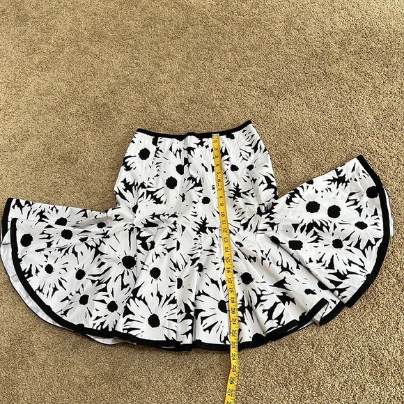 SARA JANE Size 2 white with black fit and flare skirt - Picture 4 of 5